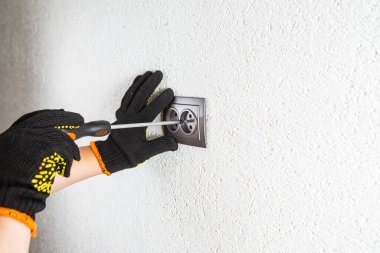 Adam elektrik prizinde vidalanıyor.