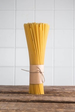 Beyaz arka planda bir demet spagetti.