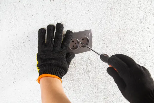 Adam elektrik prizinde vidalanıyor.