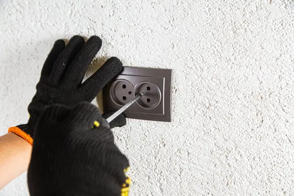 Adam elektrik prizinde vidalanıyor.