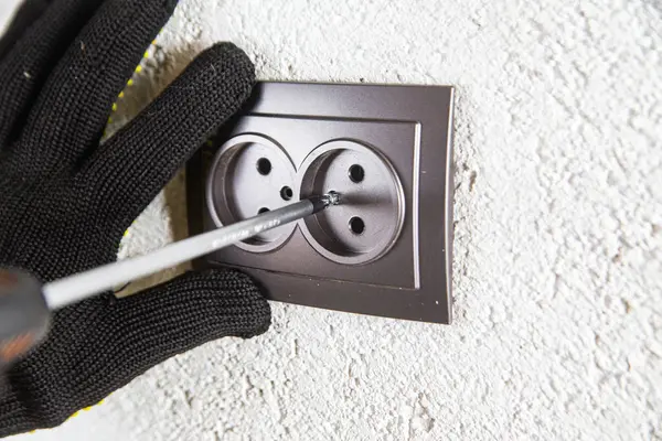 Adam elektrik prizinde vidalanıyor.