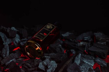 Arka planda kırmızı tütün şişesi