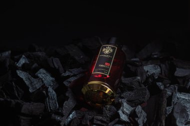 Arka planda kırmızı tütün şişesi