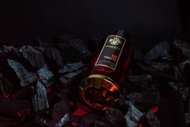 Arka planda kırmızı tütün şişesi