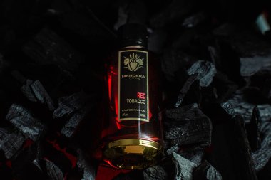 Arka planda kırmızı tütün şişesi