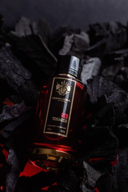 Arka planda kırmızı tütün şişesi