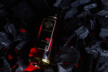 Arka planda kırmızı tütün şişesi