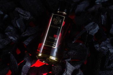 Arka planda kırmızı tütün şişesi