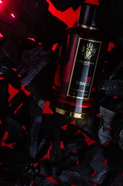 Arka planda kırmızı tütün şişesi