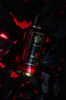 Arka planda kırmızı tütün şişesi