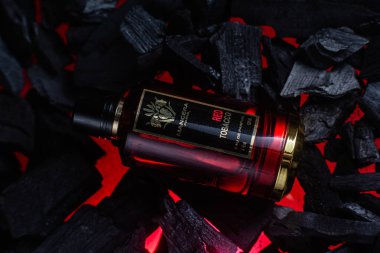 Arka planda kırmızı tütün şişesi