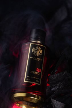Arka planda kırmızı tütün şişesi