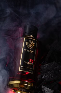 Arka planda kırmızı tütün şişesi