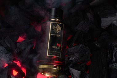 Arka planda kırmızı tütün şişesi