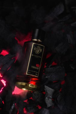 Arka planda kırmızı tütün şişesi