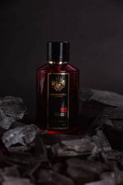 Arka planda kırmızı tütün şişesi
