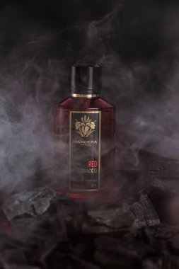 Arka planda kırmızı tütün şişesi