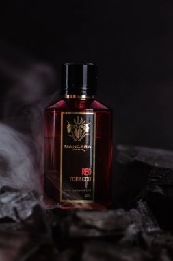 Arka planda kırmızı tütün şişesi