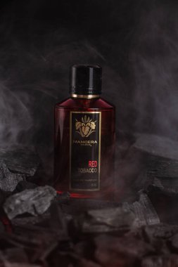 Arka planda kırmızı tütün şişesi