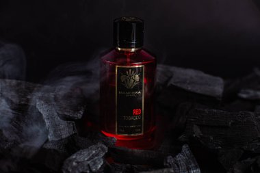 Arka planda kırmızı tütün şişesi