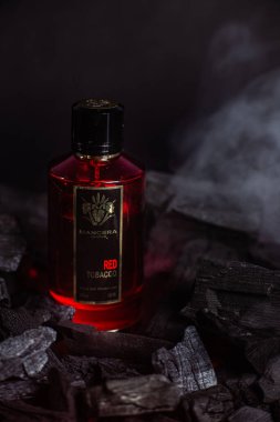 Arka planda kırmızı tütün şişesi