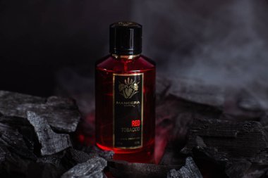 Arka planda kırmızı tütün şişesi