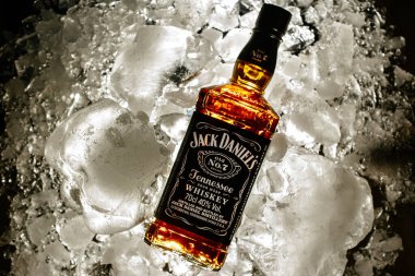 Buz küplerinde bir şişe Jack Daniels.