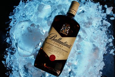 Buz küplerinde bir şişe Ballantine.