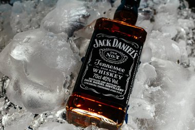 Buz küplerinde bir şişe Jack Daniels.