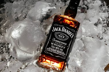 Buz küplerinde bir şişe Jack Daniels.