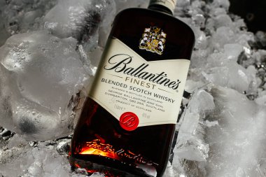 Buz küplerinde bir şişe Ballantine.