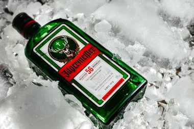 Buz küplerinde bir şişe Jgermeister.