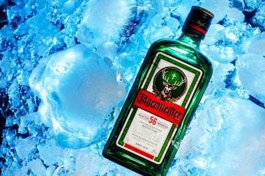 Buz küplerinde bir şişe Jgermeister.