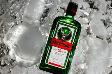 Buz küplerinde bir şişe Jgermeister.