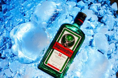 Buz küplerinde bir şişe Jgermeister.