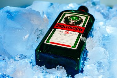 Buz küplerinde bir şişe Jgermeister.