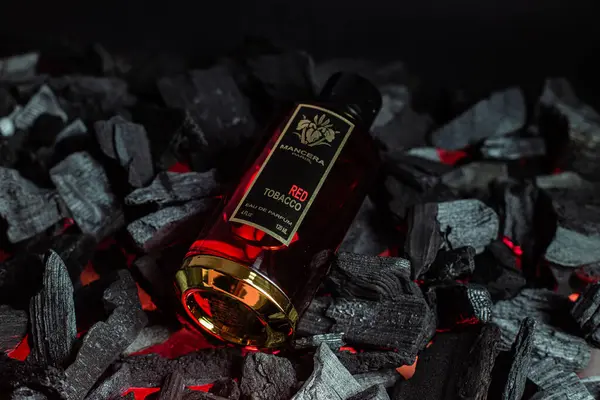 Arka planda kırmızı tütün şişesi