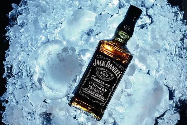 Buz küplerinde bir şişe Jack Daniels.