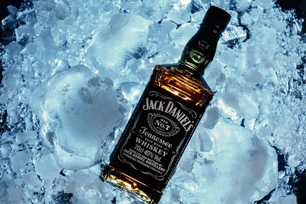 Buz küplerinde bir şişe Jack Daniels.