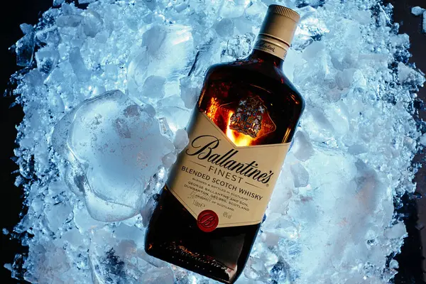 Buz küplerinde bir şişe Ballantine.