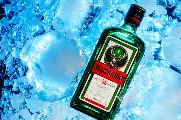 Buz küplerinde bir şişe Jgermeister.