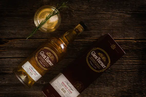 Glen Turner viskisi ahşap arka planda