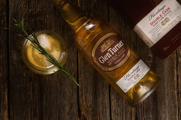 Glen Turner viskisi ahşap arka planda