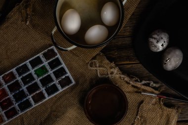 Paskalya için boyanmış tavuk yumurtası. Kırsal arka plan için değil.