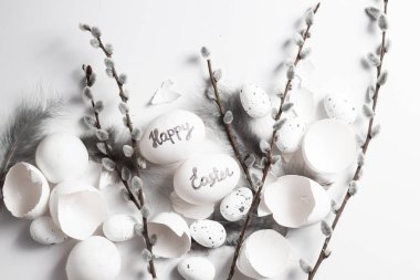 Beyaz Paskalya kartı. Beyaz arka planda Paskalya yumurtaları
