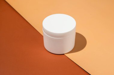 Beyaz Kozmetik Krema Kavanozu. Kalıplı kağıtta gölgeli silindir