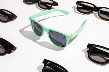 Beyaz arkaplanda güneş gözlüğü.