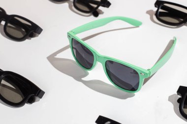 Beyaz arkaplanda güneş gözlüğü.