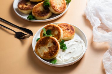 Ev yapımı süzme peynirli krep ve sos. 