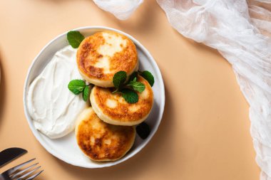 Ev yapımı süzme peynirli krep ve sos. 